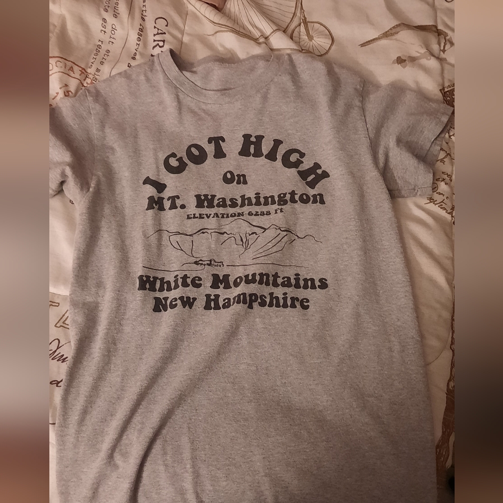 Grey and black graphic tee "I Got High on Mt. Washington"